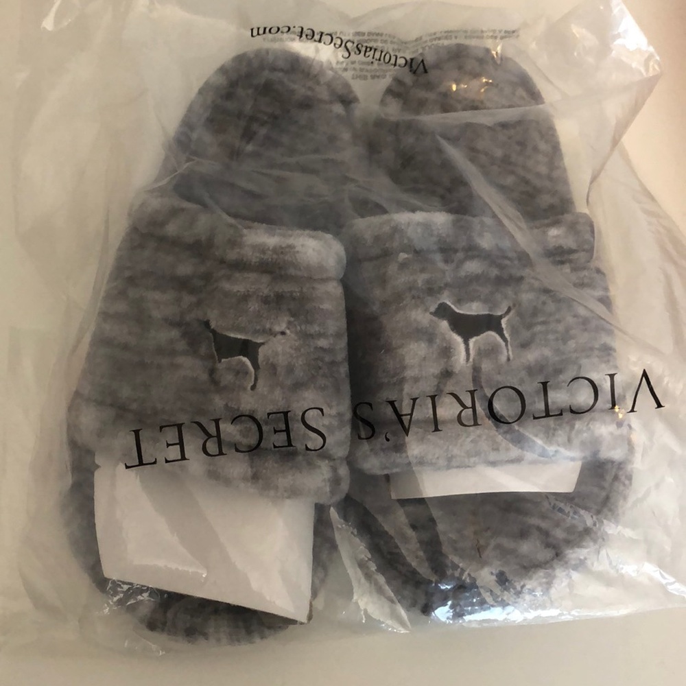 Victoria’s Secret Pink slippers Make an offer!!